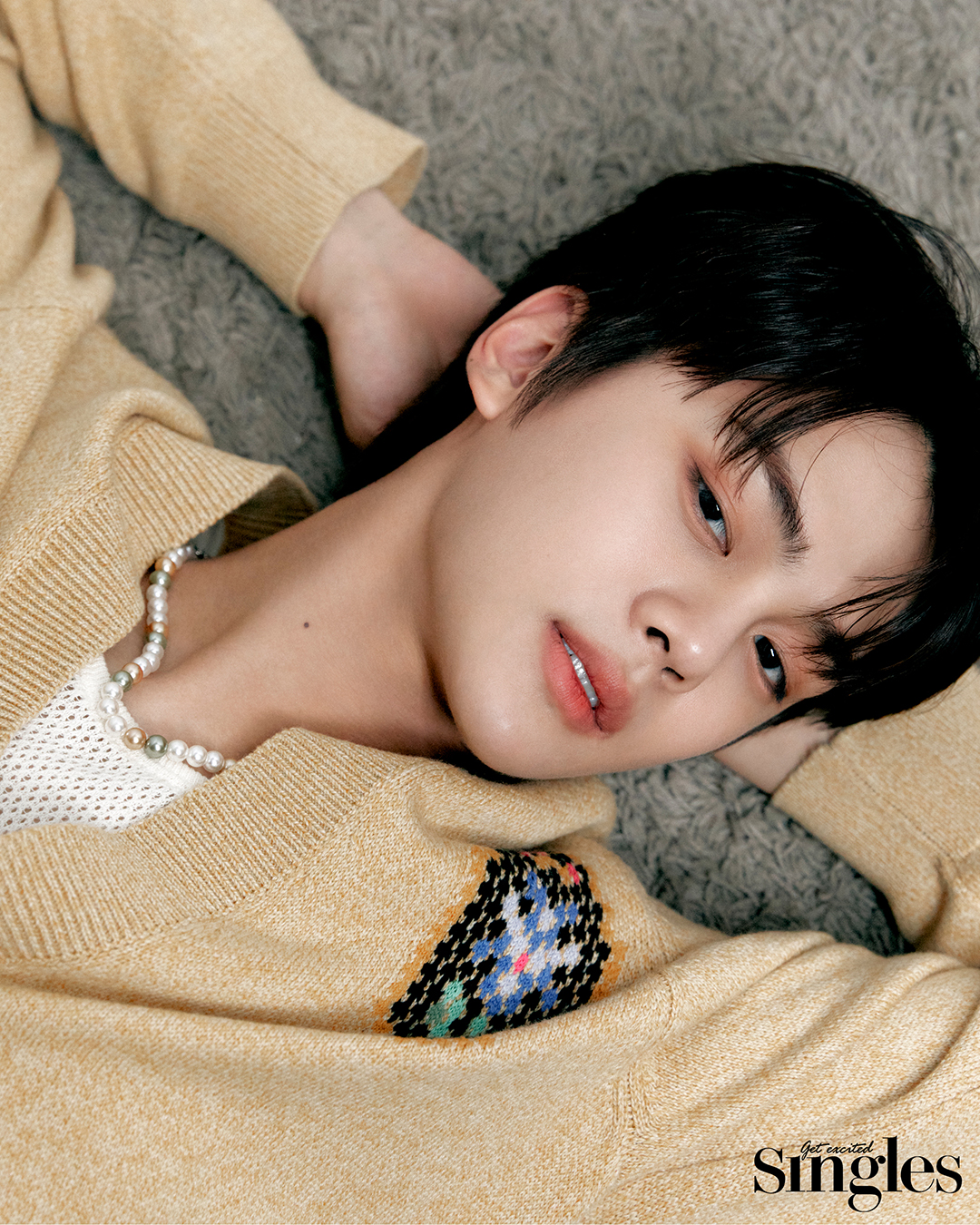 규빈이 보디의 가디건을 착용하고 촬영한 싱글즈 화보